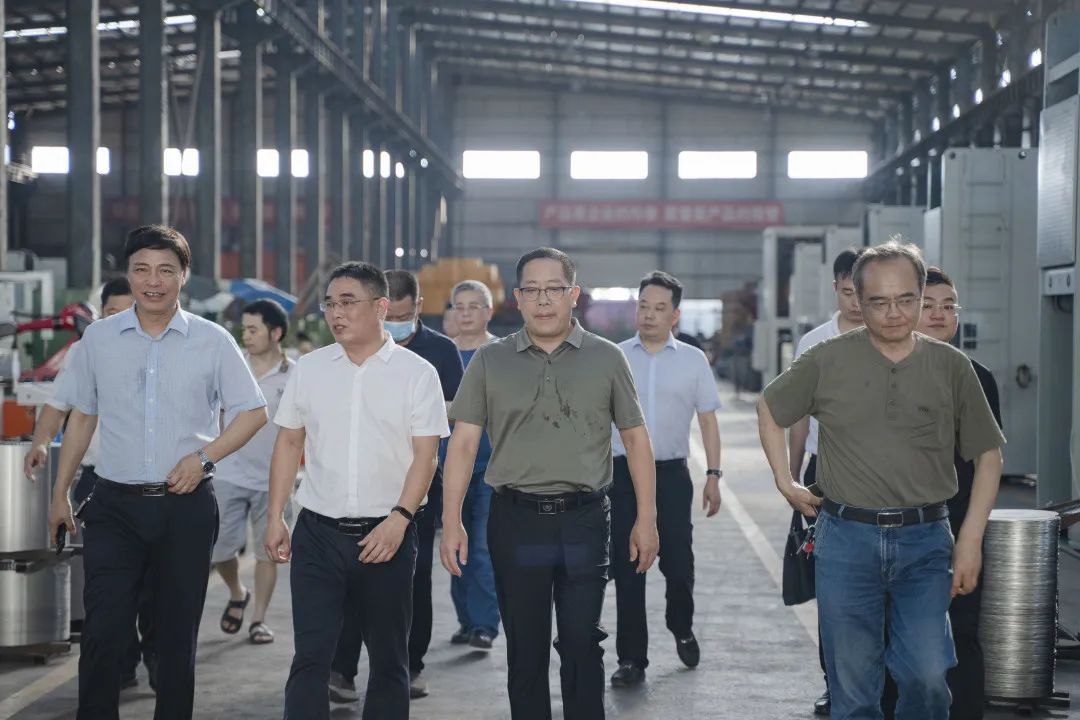 衡東縣縣委副書(shū)記、縣長(zhǎng)對(duì)朝陽(yáng)集團(tuán)自動(dòng)化生產(chǎn)線進(jìn)行視察